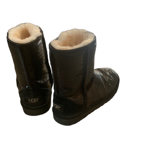 ✨UGGS SHORT CLASSIC BLACK SEQUINED SIZE 4 Kids BOOTS (Size 6 Ladies ) ✨ - Picture 2 of 7